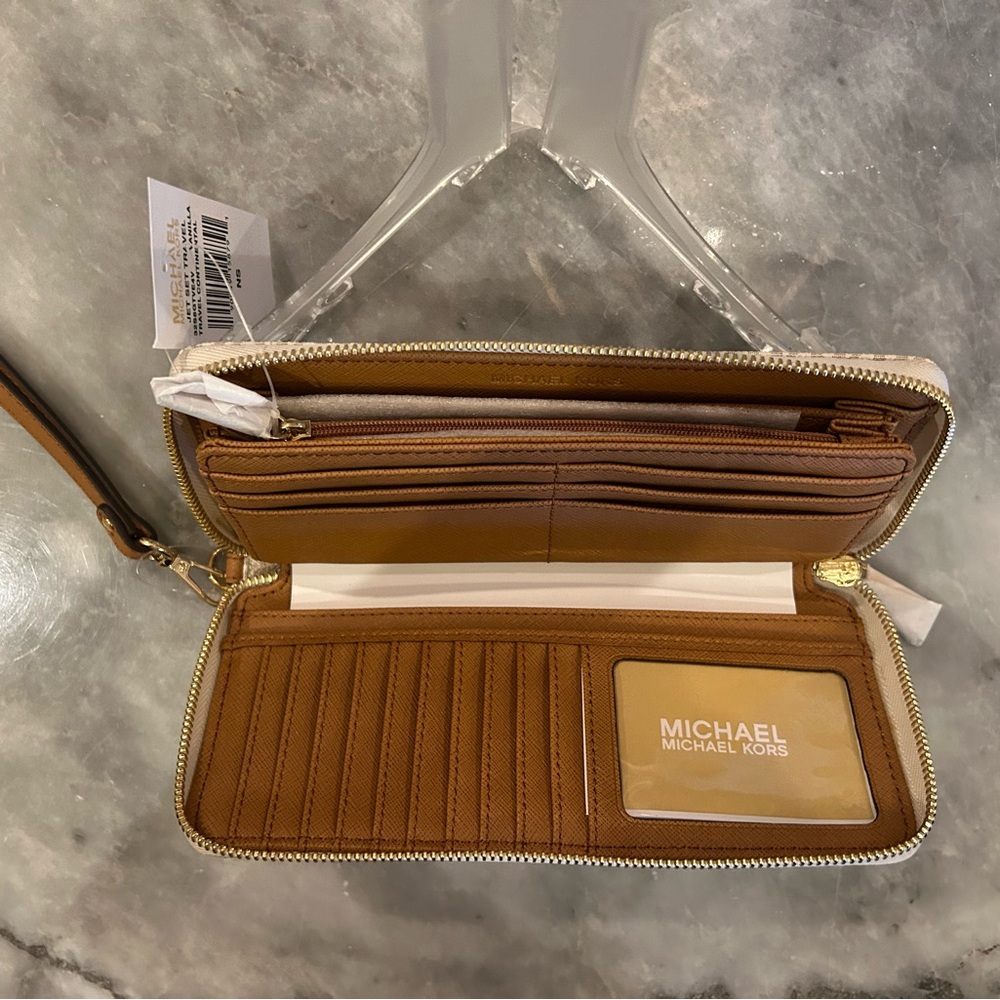 Michael Kors Large Continental Wallet - Picture 4 of 7